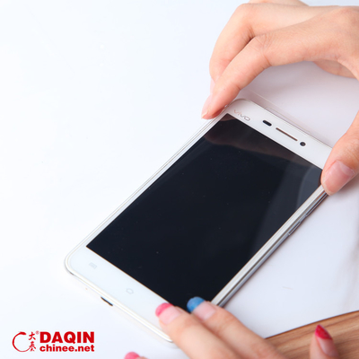 AC220V/50Hz स्क्रीन प्रोटेक्टर लेजर कटिंग मशीन सर्कुलेशन वाटर कूलिंग और बेलो 0.5MM कटिंग मोटाई के साथ