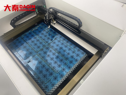 Co2 लेजर मोबाइल ग्लास 40w स्क्रीन प्रोटेक्टर कटर मशीन Daqin