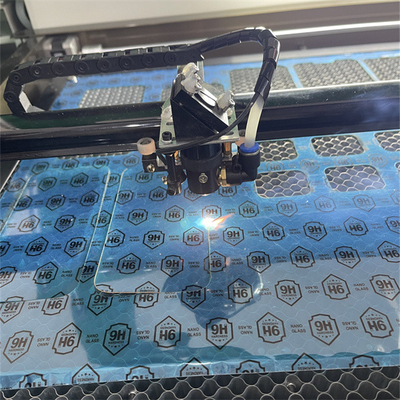 Daqin CO2 मोबाइल टेम्पर्ड ग्लास कटिंग मशीन 80W