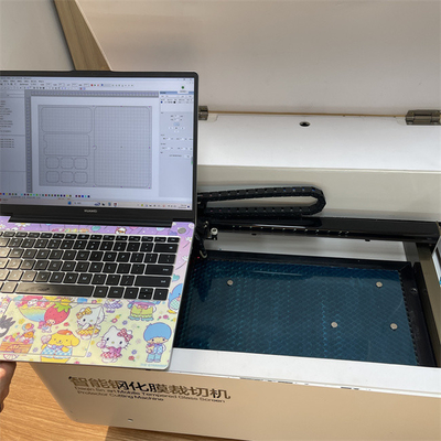 AC220V/50Hz स्क्रीन प्रोटेक्टर लेजर कटिंग मशीन सर्कुलेशन वाटर कूलिंग और बेलो 0.5MM कटिंग मोटाई के साथ