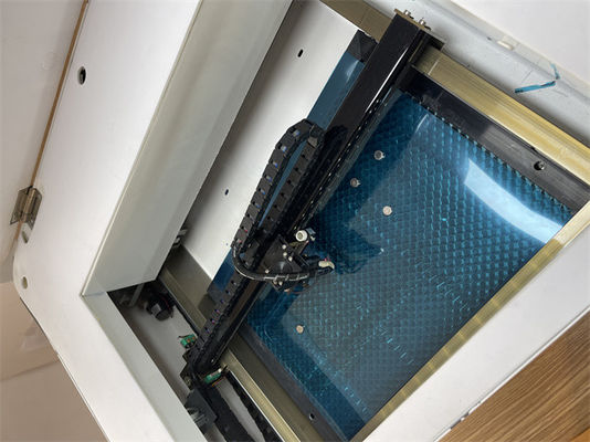 उच्च कटिंग सटीकता और कूलिंग मॉडल सर्कुलेटिंग वाटर कूलिंग के साथ एयर कूलिंग स्क्रीन प्रोटेक्टर लेजर कटिंग मशीन
