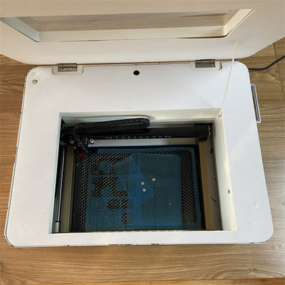 इंडोर वर्किंग एनवायरनमेंट सपोर्ट स्क्रीन प्रोटेक्टर लेजर कटिंग मशीन 40 किलो वजन और पीएलटी प्रारूप के साथ