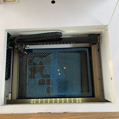 इंडोर वर्किंग एनवायरनमेंट सपोर्ट स्क्रीन प्रोटेक्टर लेजर कटिंग मशीन 40 किलो वजन और पीएलटी प्रारूप के साथ