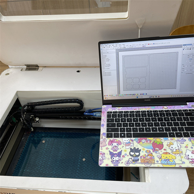 AC220V/50Hz स्क्रीन प्रोटेक्टर लेजर कटिंग मशीन सर्कुलेशन वाटर कूलिंग और बेलो 0.5MM कटिंग मोटाई के साथ