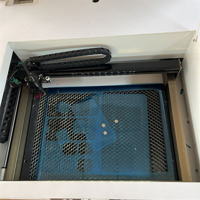 उच्च कटिंग सटीकता और कूलिंग मॉडल सर्कुलेटिंग वाटर कूलिंग के साथ एयर कूलिंग स्क्रीन प्रोटेक्टर लेजर कटिंग मशीन