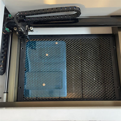 स्क्रीन प्रोटेक्टर लेजर कटिंग मशीन किसी भी मॉडल और आकार का समर्थन करती है, टेम्पलेट डेटा के आसान संशोधन और जोड़ के साथ