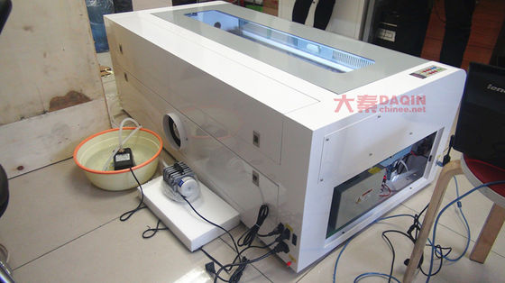 इनडोर कार्य वातावरण स्क्रीन प्रोटेक्टर लेजर कटिंग मशीन AC220V/50Hz वोल्टेज 1000*800*800mm आकार